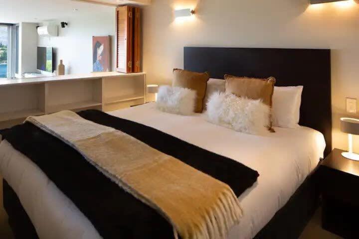 Stunning Lakeview 1 Bedroom Apartment ควีนส์ทาวน์ ภายนอก รูปภาพ