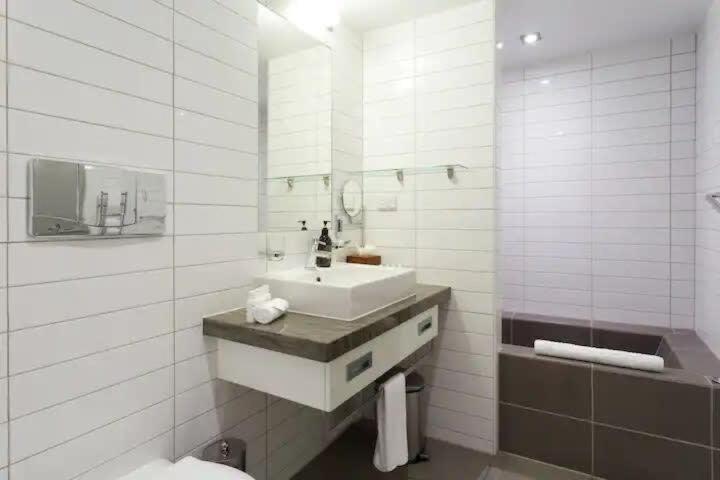 Stunning Lakeview 1 Bedroom Apartment ควีนส์ทาวน์ ภายนอก รูปภาพ