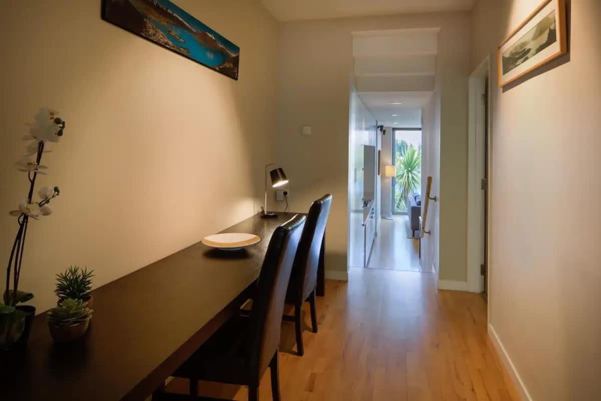Stunning Lakeview 1 Bedroom Apartment ควีนส์ทาวน์ ภายนอก รูปภาพ
