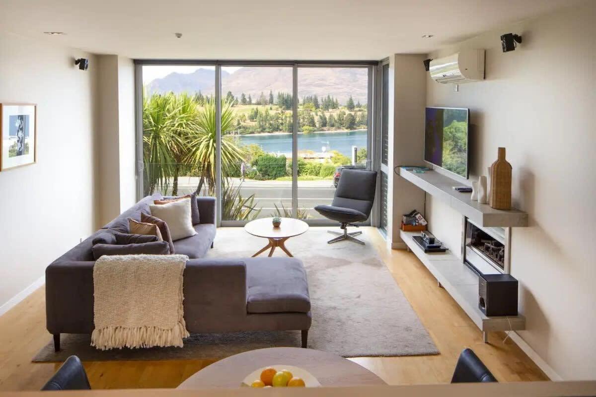 Stunning Lakeview 1 Bedroom Apartment ควีนส์ทาวน์ ภายนอก รูปภาพ
