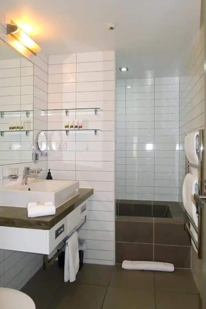 Stunning Lakeview 1 Bedroom Apartment ควีนส์ทาวน์ ภายนอก รูปภาพ