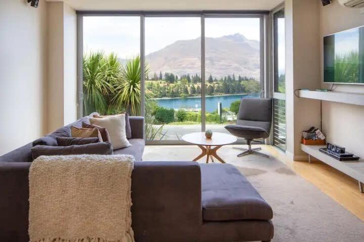 Stunning Lakeview 1 Bedroom Apartment ควีนส์ทาวน์ ภายนอก รูปภาพ